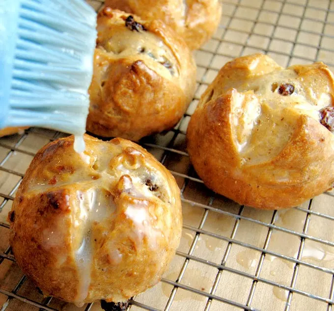 Hot Cross Buns With Dates And Raisins Baking Sense® 9999