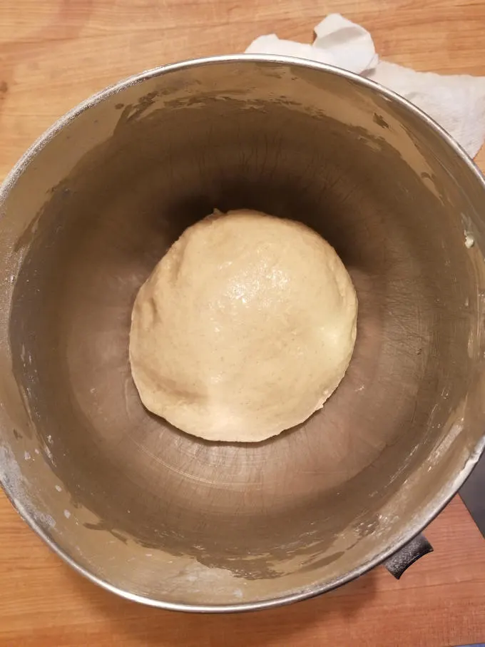 Masa de pan de remolino de manzana fresca con canela