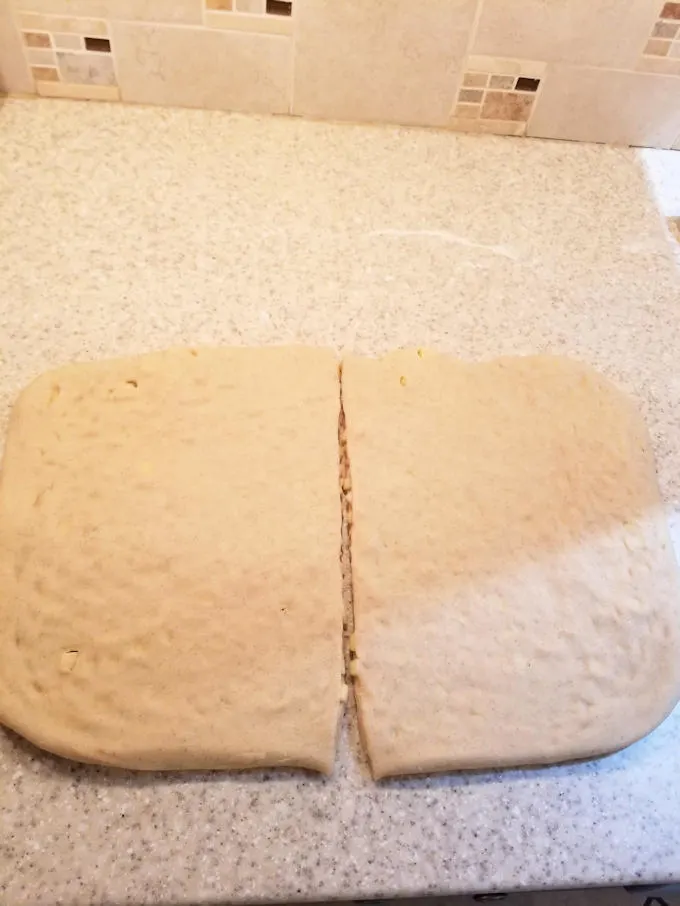 Pan de remolino de manzana fresca y canela listo para enrollar