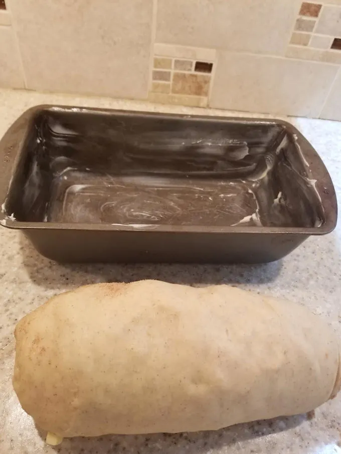 Pan de remolino de manzana fresca y canela listo para la sartén