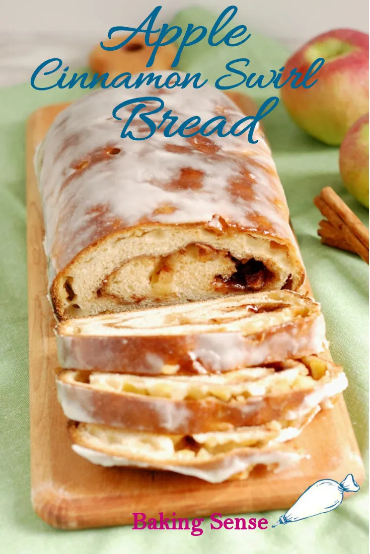 This Apple Cinnamon Swirl Bread is absolutely bursting with autumn flavor. Jest zrobiony z bogatego ciasta chlebowego z kawałkami świeżych jabłek i brązowym cukrem oraz cynamonem. Polewa z soku jabłkowego jest idealnym wykończeniem tego soczystego chleba. #scratch #freshapples #best #moist #glazed #brownsugar #makeahead