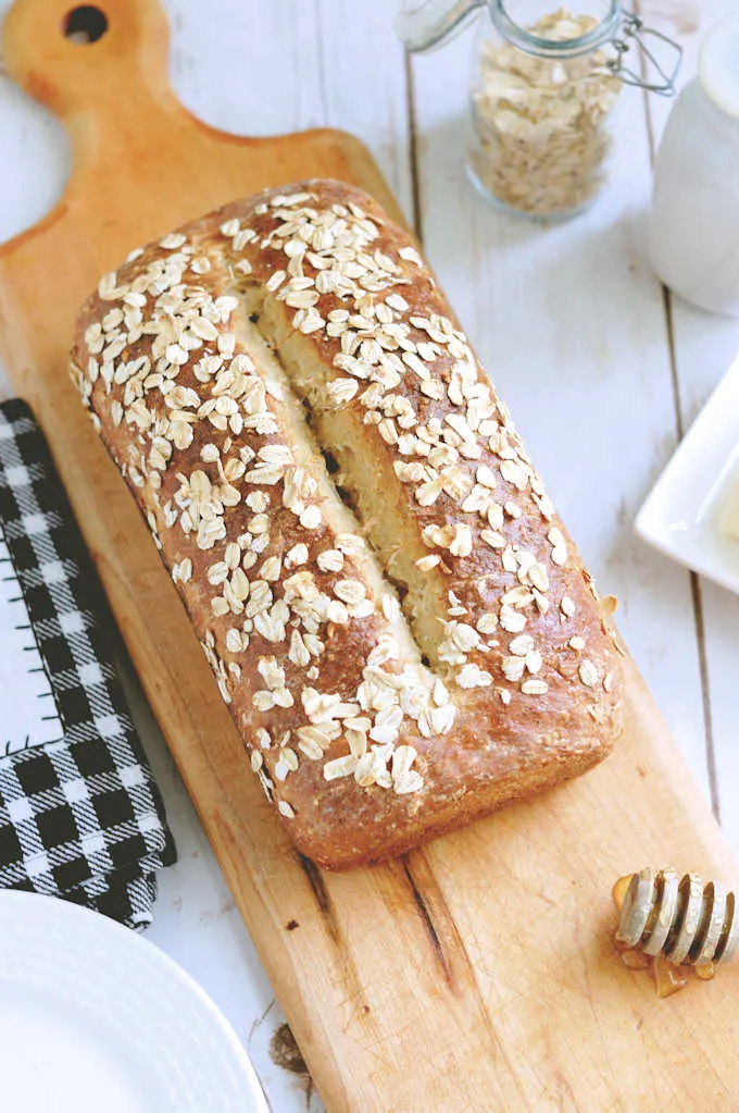 een brood honing-havermoutbrood op een snijplank