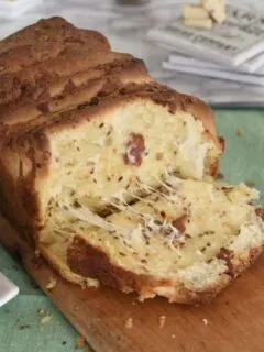 https://www.baking-sense.com/wp-content/uploads/2020/01/bacon-pepper-jack-bread-10a-240x320.jpg.webp